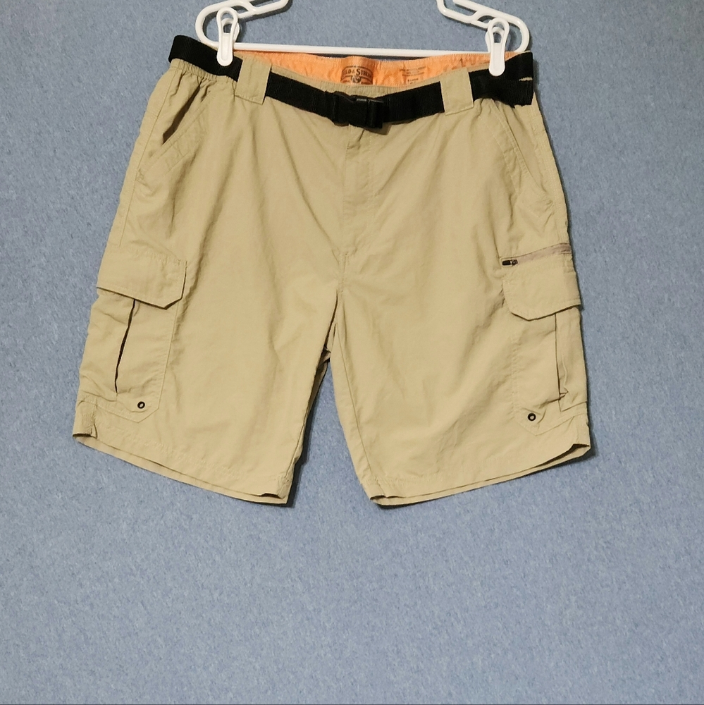 Field and Stream khaki outdoor cargo shorts. Size 40/42